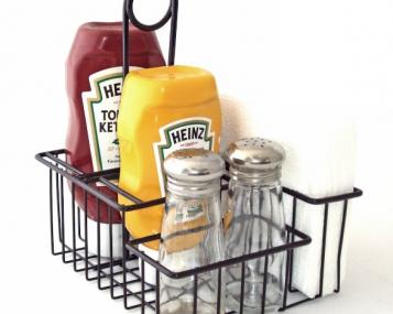 « Les porte-­condiments »